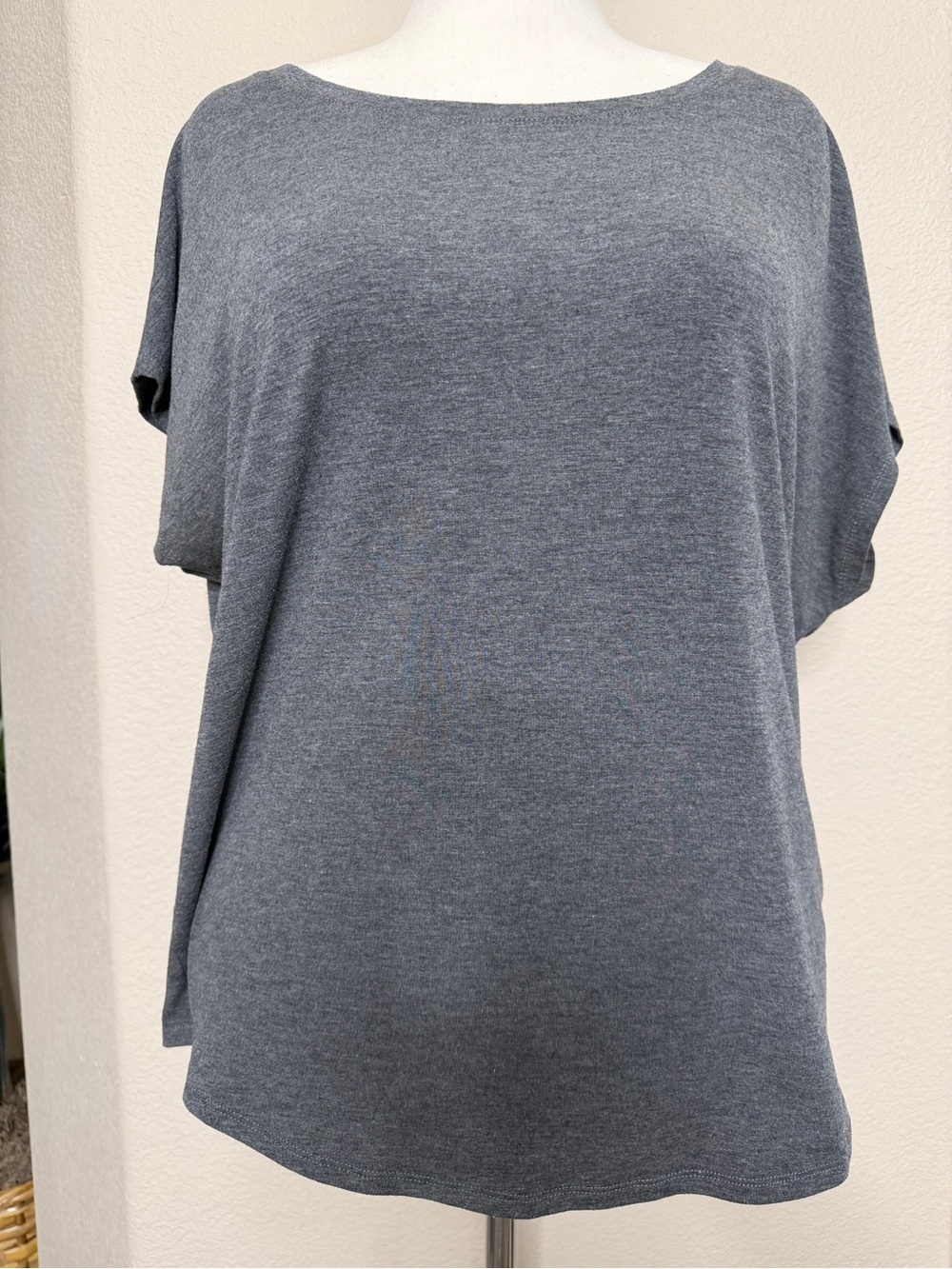 Amazon Essentials Women's Heather Gray Boatneck Short Sleeve Top